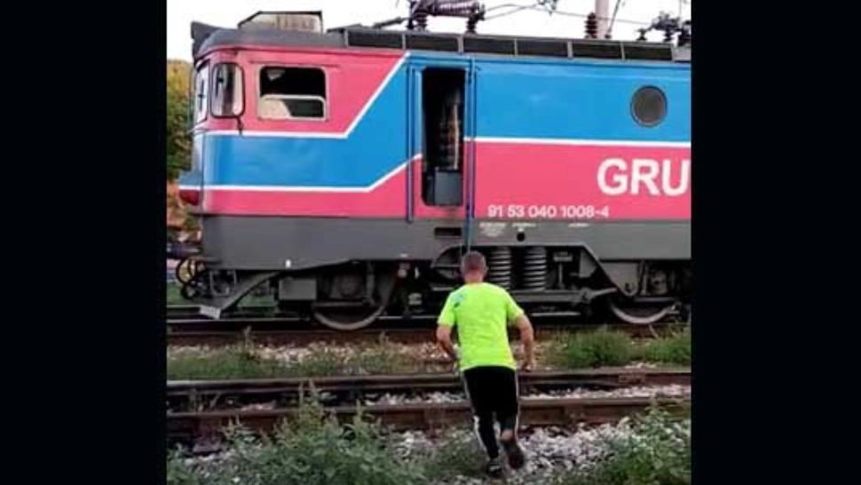 Incredibil: Conductorul a oprit trenul pe șine ca să-și facă niște cumpărături - Unde s-a întâmplat - VIDEO 