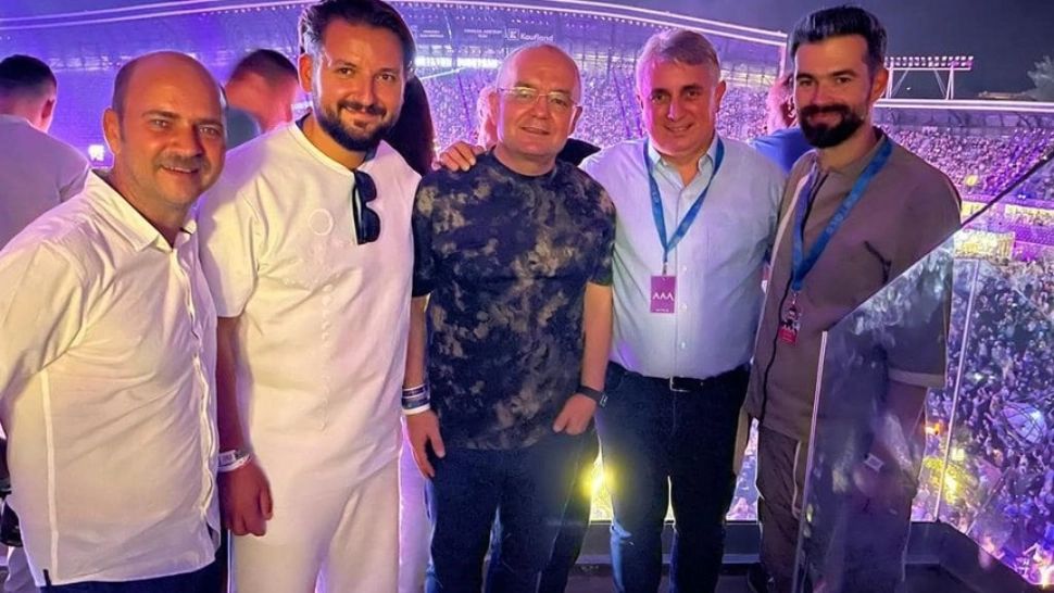 Lucian Bode a fost la Untold și s-a fotografiat împreună cu Emil Boc și cu organizatorii festivalului