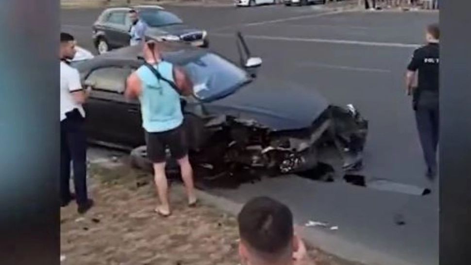 VIDEO | Mașină făcută zob în Piața Constituției de bodyguardul unor cântăreți de petrecere