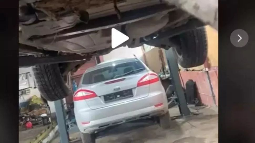 VIDEO – A ridicat mașina ca să lucreze sub ea. Ce a găsit întrece orice imaginație