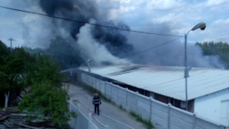 Incendiu violent la o fabrică de lapte din Prahova. Pompierii au intervenit de urgență - VIDEO 