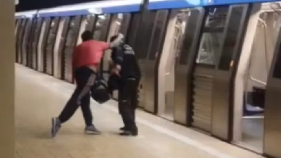 Scene șocante la metrou: un călător și un paznic s-au luat la bătaie pe peron - Reacția Poliției