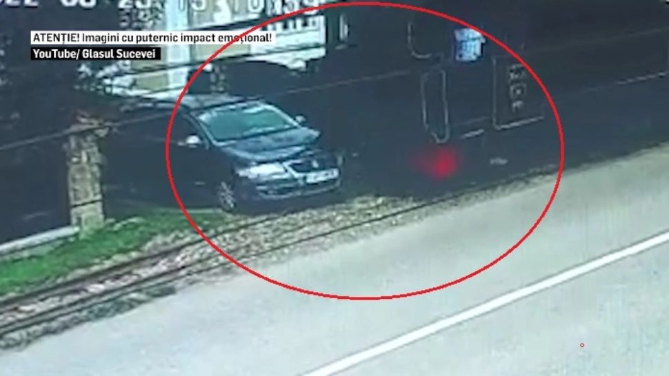 Momentul în care o șoferiță scoate de pe șine Mocănița plină cu turiști - VIDEO