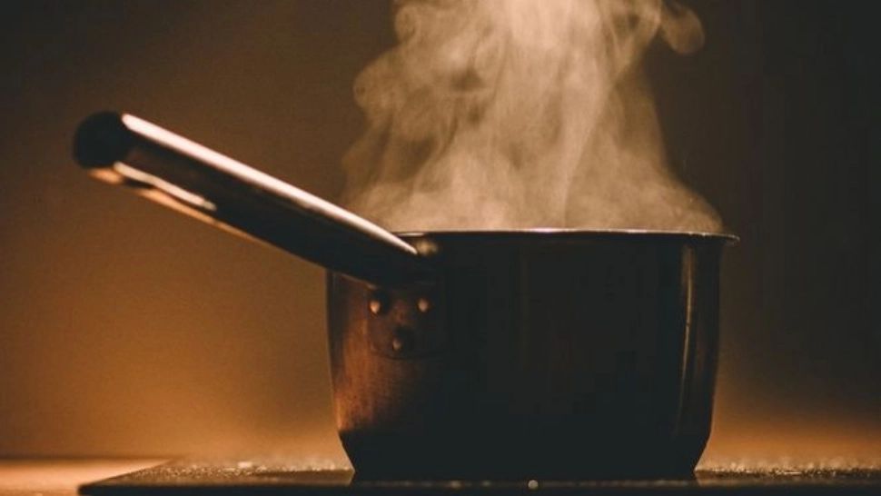 Două persoane au ajuns de urgență la spital, după ce au uitat o oală pe aragaz