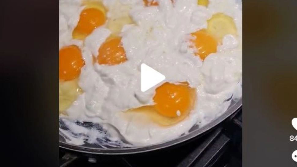 VIDEO – Cea mai ciudată rețetă de ouă din Bucovina – Nu are cel mai spectaculos aspect însă gustul a uimit pe toată lumea