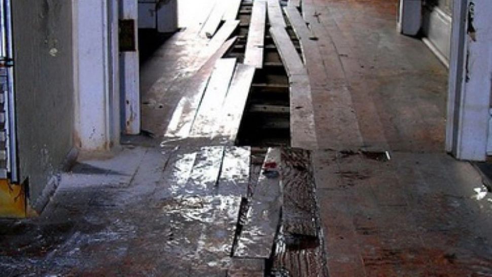 A vrut să-și renoveze casa, dar a înghețat când a scos pardoseala! A stat acolo peste 70 de ani! - FOTO