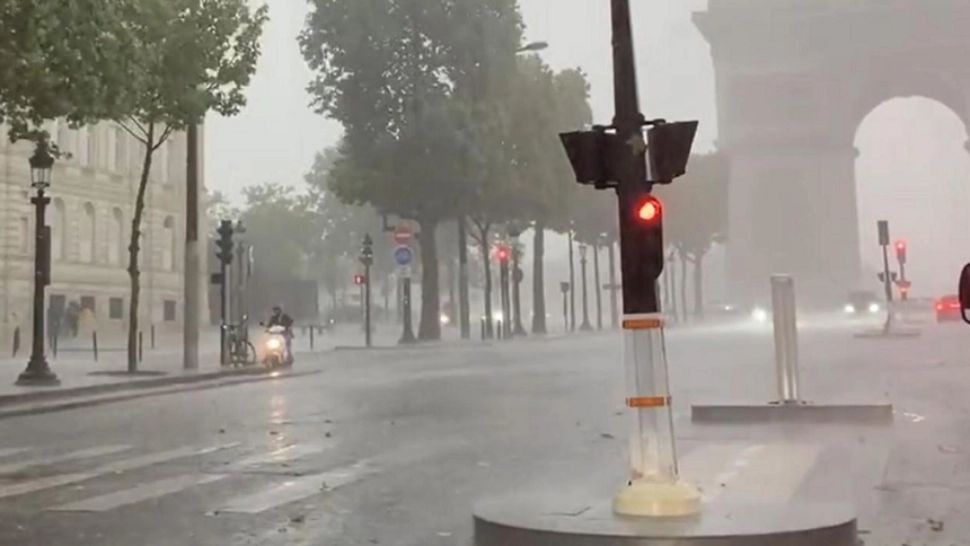 Vremea extremă face prăpăd în lume. Stațiile de metrou din Paris, inundate în urma ploilor torențiale - VIDEO