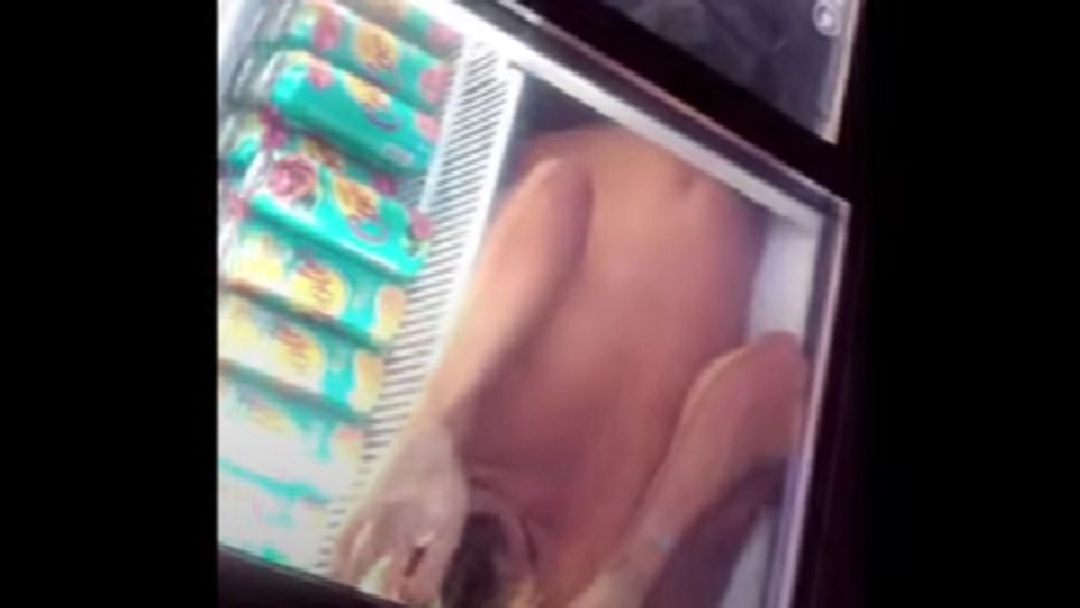 Gest inedit făcut de un tânăr pentru a scăpa de caniculă: s-a băgat în vitrina frigorifică a unui magazin - VIDEO