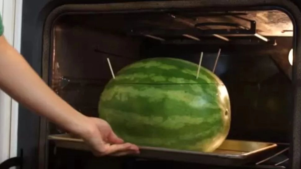 A venit acasă și soția pusese un pepene despicat la cuptor – Când a văzut ce era în interior, a rămas de-a dreptul șocat