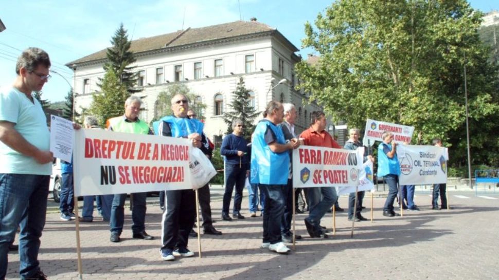Protest în fața Prefecturii din Hunedoara, după ce sute de angajați vor fi dați afară - VIDEO