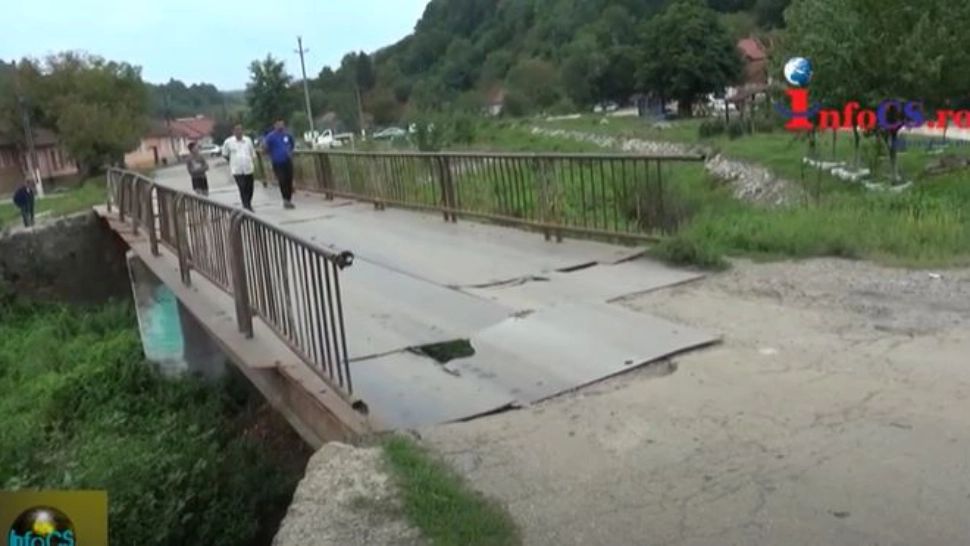 Sute de oameni în pericol - Găuri imense într-un pod șubred din Caraș-Severin