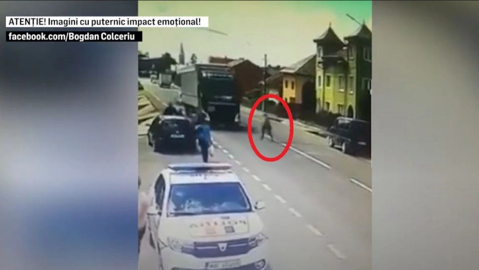 VIDEO - Femeie spulberată de un TIR - A scăpat cu viață ca prin minune - Imaginile accidentului, înfiorătoare
