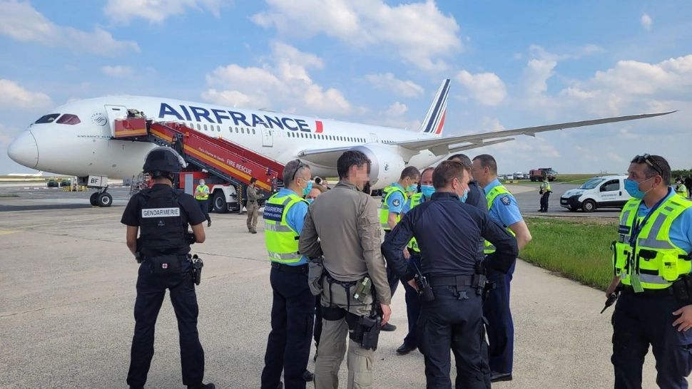 Un bărbat a fost împușcat mortal de polițiști, pe Aeroportul Charles de Gaulle - Paris