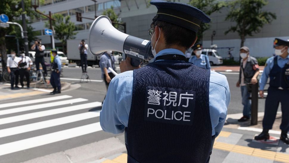 Un polițist mai „special”. A băut, a adormit pe stradă și a pierdut documente cu informații despre 400 de persoane