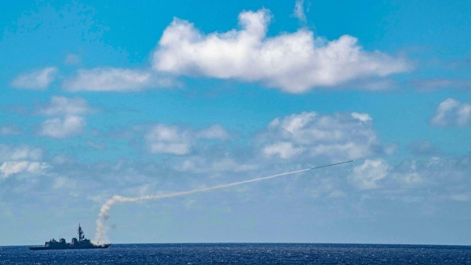 Japonia anunță că 5 rachete balistice chineze au căzut în zona economică exclusivă a țării