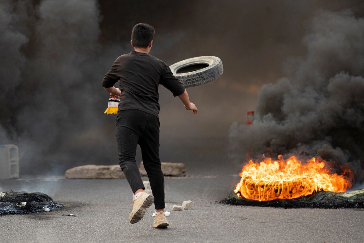 Stare de ASEDIU în Irak. Clădiri OFICIALE din Bagdad ocupate, se trage cu muniție reală - FOTO/VIDEO