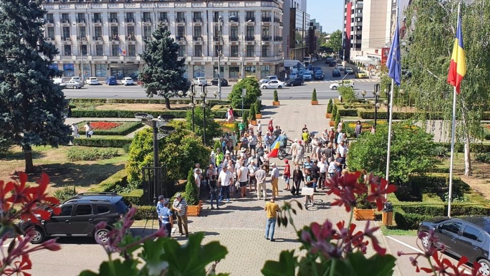 Protest la Ploiești. Oamenii au ieșit în stradă după ce furnizarea apei calde a fost sistată pentru o lună - VIDEO