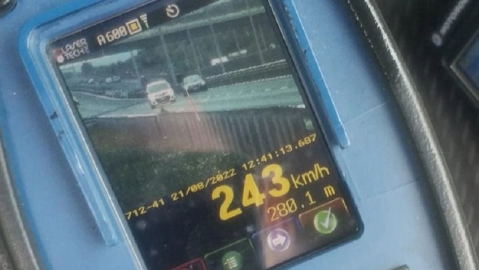Un șofer a fost prins conducând cu 243km/h, fără centură și cu doi copii în mașină care se aflau în scaune speciale