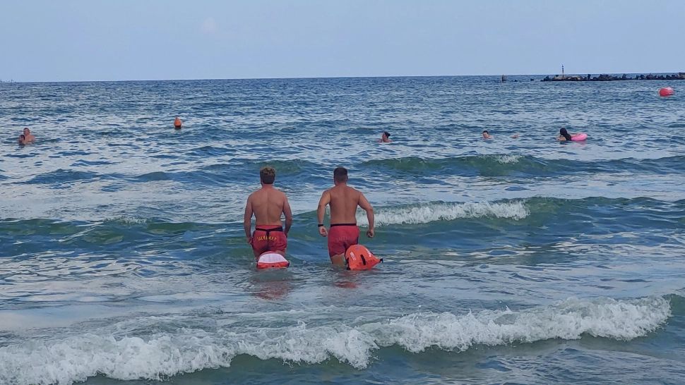 Mamă către salvamar: "Copiii mei înoată mai bine ca tine". Dialog halucinant la Eforie - VIDEO