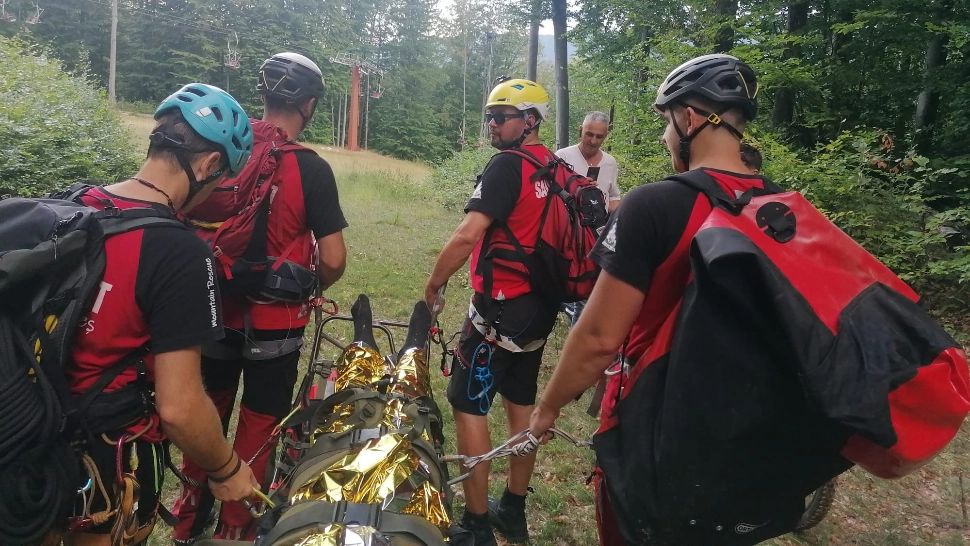 Adolescent salvat de salvamontişti, după ce a căzut cu bicicleta pe un traseu montan din Maramureş - FOTO&VIDEO
