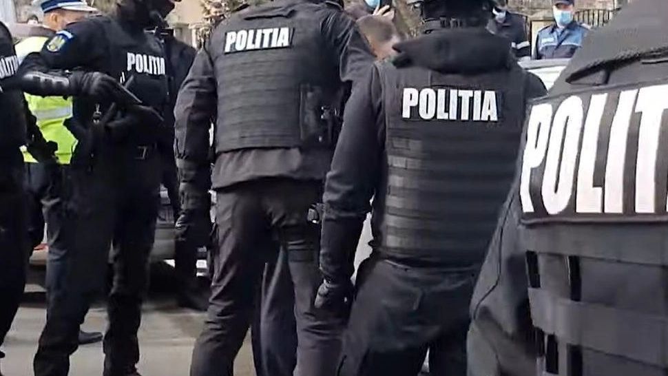 Bătaie cu săbii și bâte la Clejani - 5 bărbați după gratii, după ce conflictul dintre familii a fost oprit de mascați