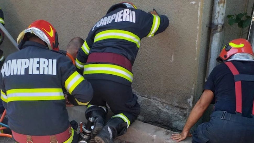 Intervenție contracronometru la Oradea - Unul dintre cei doi bărbați înghițiți de un mal de pământ A MURIT - FOTO