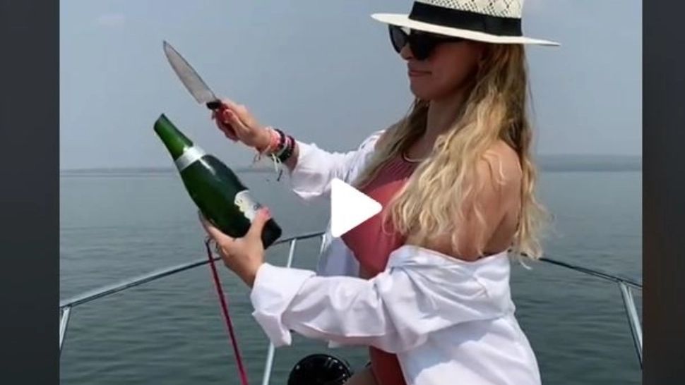 VIDEO – S-a taiat la picior în timp ce incerca sa deschidă o șampanie ca milionarii – Accident stupid