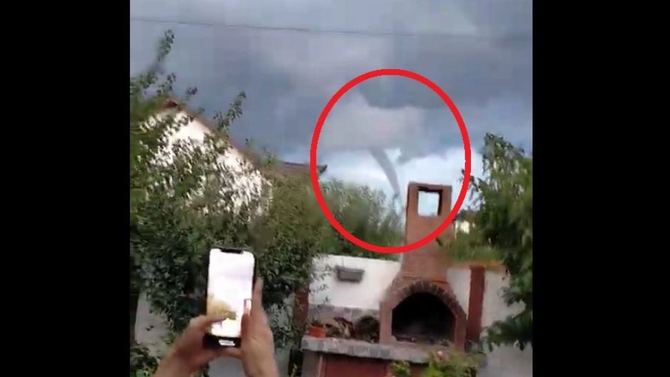 România, măturată de vijelii extreme și ploi - Clipe de panică în Dolj, o tornadă imensă a pus oamenii în pericol