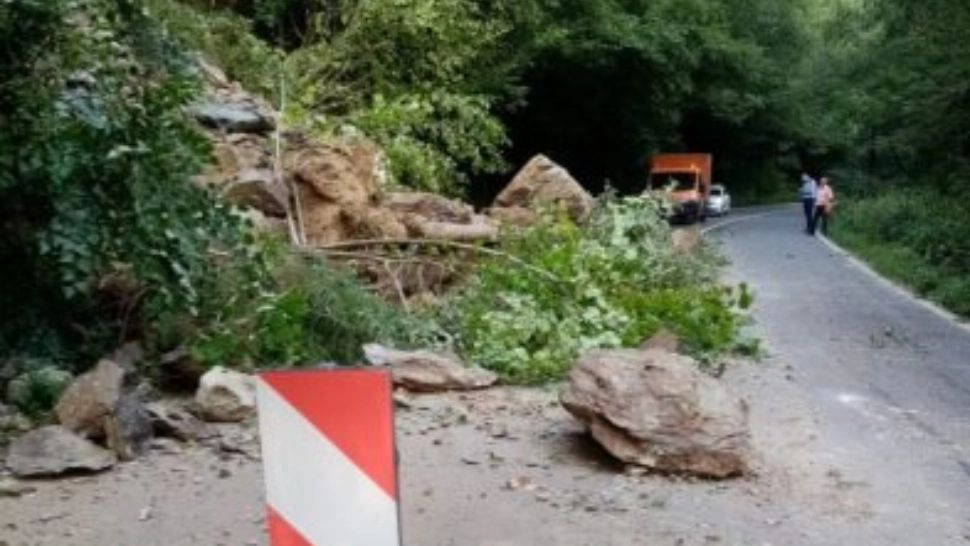 Trafic blocat pe DN 17B, după ce bolovani uriași au căzut de pe versanți - FOTO