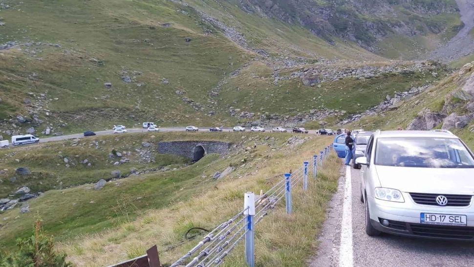 Accident grav pe Transfăgărășan. Un bărbat și un copil, duși de urgență la spital