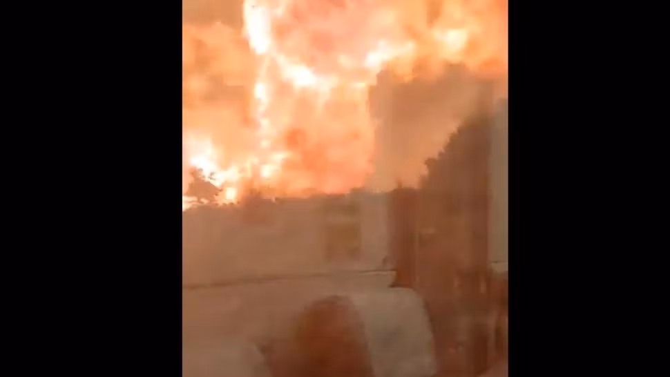 Un tren cu 48 de călători a luat foc! Oamenii au sărit pe geam ca să scape de flăcări - 20 de răniți - Video