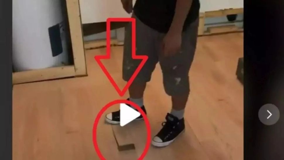 VIDEO – Ce a găsit sub podea – A călcat pe o bucată de parchet care s-a ridicat. Când a tras de ea, a făcut descoperirea