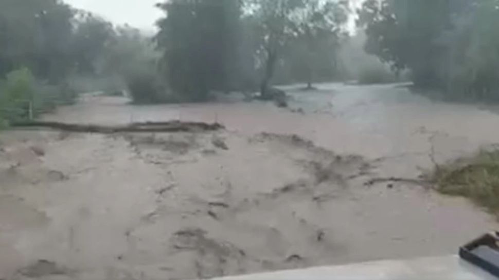 VIDEO - Viitură devastatoare, un râu a ieșit din matcă - Furtuni în mai multe zone din țară după valul de caniculă