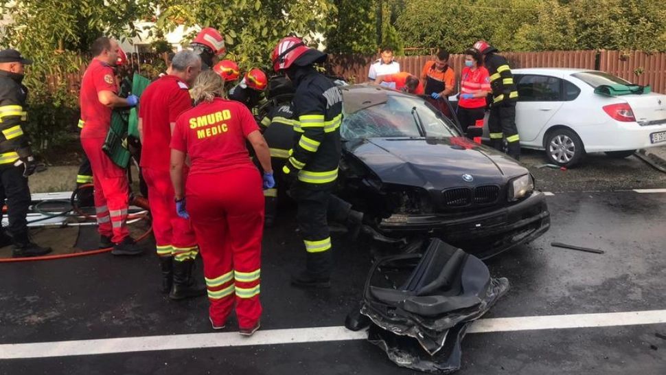 Accident cu 4 victime în Iași. Două persoane sunt încarcerate şi inconştiente