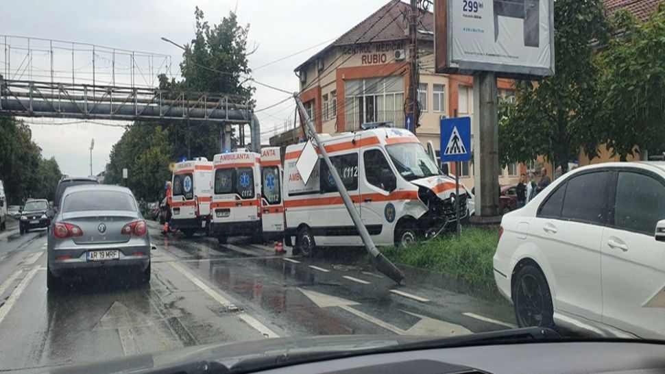 O ambulanță care transporta un pacient în stare gravă, proiectată într-un panou publicitar, la Arad. Personajul medical a fost rănit