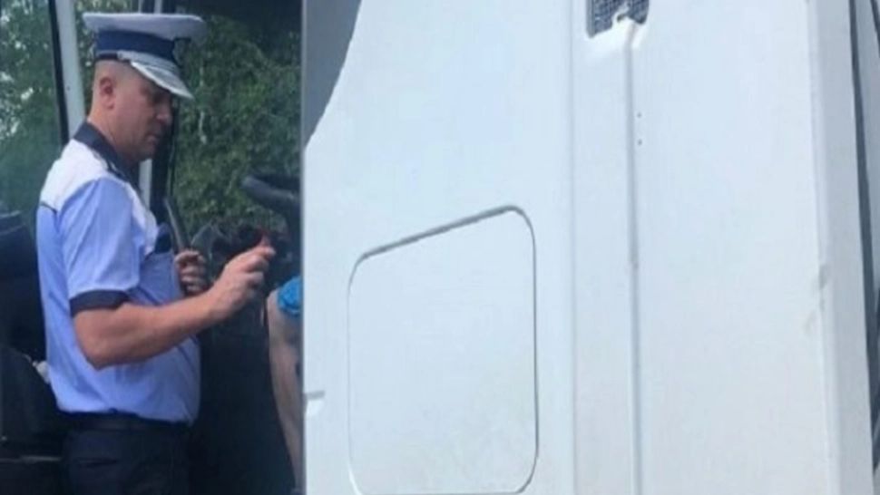 Tineri, surprinși în timp ce furau motorină din rezervorul unui TIR aflat în parcare