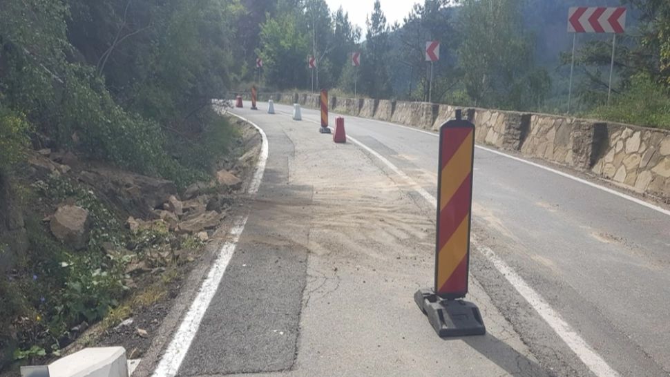 PERICOL în trafic! Căderi de pietre pe DN10 Buzău-Brașov. Șoferii, sfătuiți să circule cu prudență - FOTO