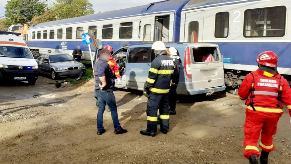 Mașină acroșată de tren în Rădăuți: șoferul a primit îngrijiri medicale la fața locului