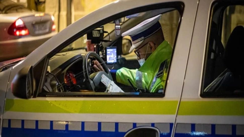 Bătrân bătut cu biciul de mai multe persoane, după ce a fost tâlhărit de acestea: situație HALUCINANTĂ