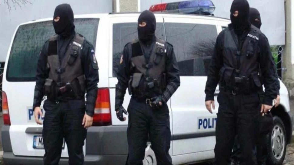 Percheziții domiciliare în Reghin, într-un dosar de furt calificat: hoții, cu vârste între 18 și 30 de ani