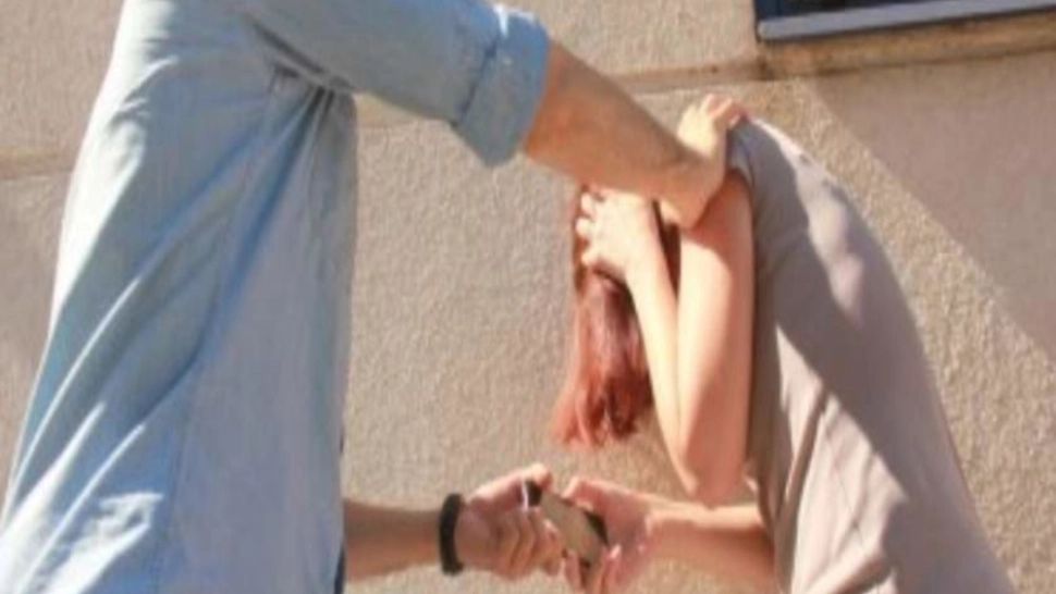 Bărbat, reținut după ce și-a agresat soția care o ținea în brațe pe fiica lor de doar 10 luni