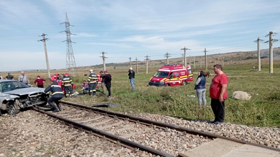 Mașină lovită de tren în județul Vaslui: două persoane au ajuns la spital