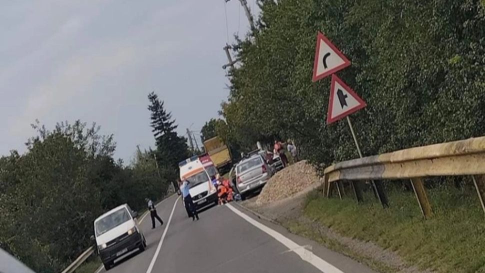 ȘOCANT: bărbat care nu s-a asigurat la coborârea dintr-un autoturism, lovit MORTAL de un TIR