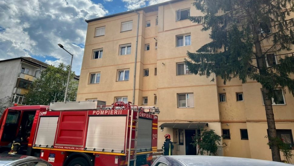 INCENDIU într-un apartament situat la etajul 4 al unui bloc din Sibiu! Două persoane, transportate la spital