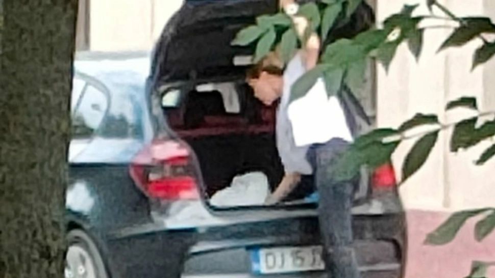 Gest REVOLTĂTOR: o tânără a rupt flori dintr-un parc, după ce a coborât dintr-o mașină scumpă. Ce AMENDĂ a primit