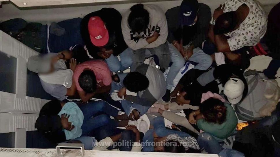 Peste 70 de migranţi, prinși când încercau să treacă ilegal frontiera României spre Ungaria - FOTO