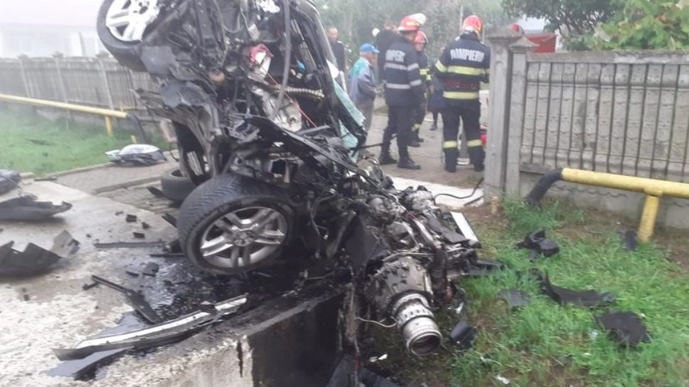 Un șofer a scăpat cu viață, după ce mașina pe care o conducea s-a făcut zob - FOTO