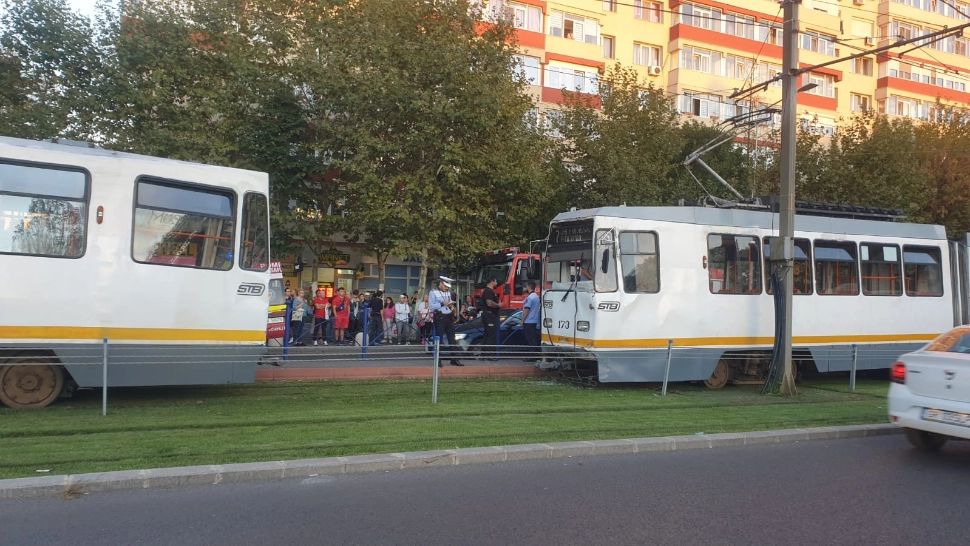 Două tramvaie s-au ciocnit în București, la stația Cimitirul Evreiesc. Trei persoane rănite, dintre care două transportate la spital - FOTO