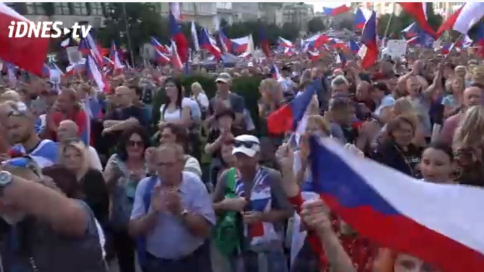 Protest URIAȘ la Praga! 70.000 de oameni cer prețuri mai mici la ENERGIE: lozinci anti-UE și NATO - VIDEO