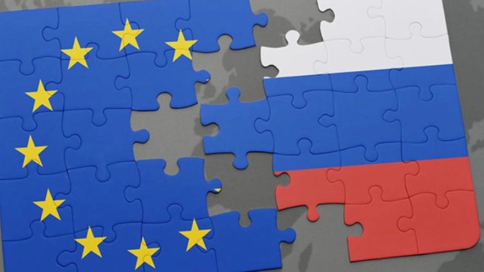 Kremlinul reacționează după suspendarea vizelor pentru ruși: „E o decizie ridicolă a UE. Rusia pregătește măsuri”